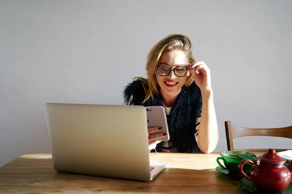 Retrato Uma Jovem Mulher Usando Smartphone Enquanto Senta Mesa Com — Fotografia de Stock