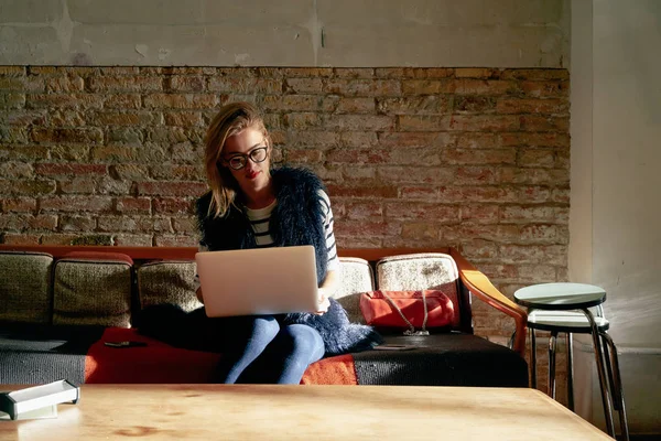 Piękna Młoda Blondynka Kobieta Pomocą Laptopa Siedząc Kawiarni — Zdjęcie stockowe