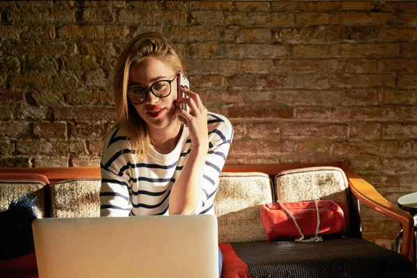 Młoda Piękna Dziewczyna Rozmawia Przez Telefon Pracy Laptopem Coffee Shop — Zdjęcie stockowe