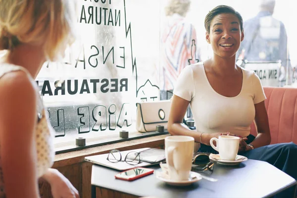 Två Unga Kvinnor Talar Med Kopp Kaffe Bryta Ett Café — Stockfoto