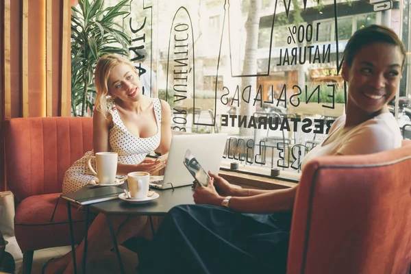 Två Kollegor Med Elektroniska Enheter Arbetar Togteher Medan Sitter Vid — Stockfoto