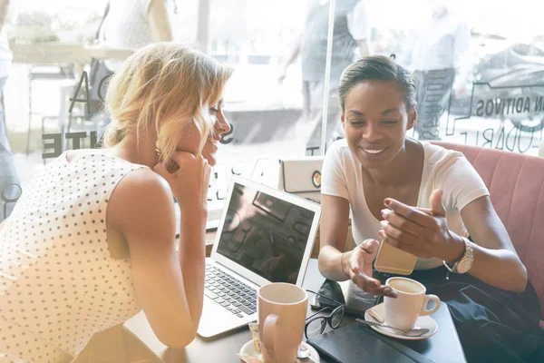 Twee Vrouwelijke Hipsters Kijken Naar Foto Een Scherm Van Een — Stockfoto