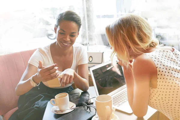 Kvinnelige Studenter Ser Bilder Mobilskjerm Mens Hviler Kafe – stockfoto