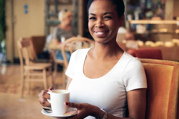 Vacker Afrikansk Kvinna Håller Kopp Kaffe Ler Mot Kameran När — Stockfoto