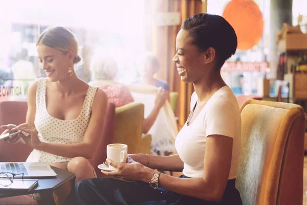 อนสาวสองคนก วเราะขณะพ อนในร านกาแฟ — ภาพถ่ายสต็อก