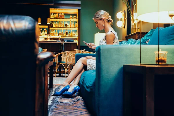 Joven Mujer Rubia Hermosa Usando Teléfono Móvil Durante Descanso Café —  Fotos de Stock