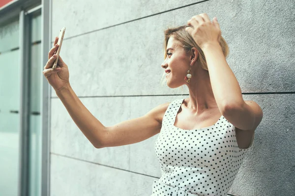 Seorang Wanita Pirang Kaukasia Mengambil Selfie Oleh Ponsel Samping Dinding — Stok Foto