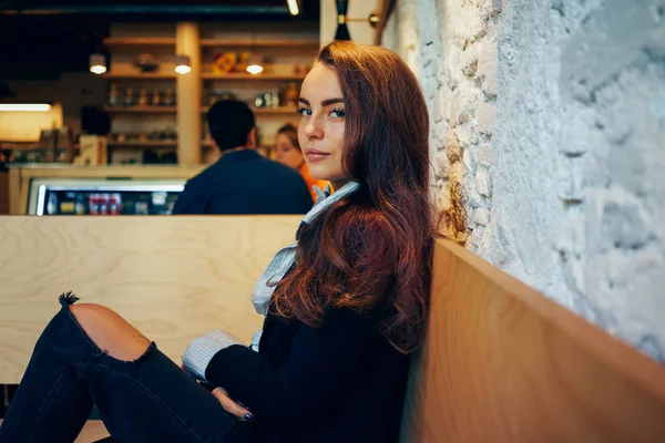 Ung Vakker Kvinne Som Sitter Kaffebar Mens Hun Venter Morgenkaffen – stockfoto