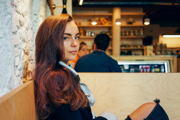 Portret Młodej Kobiety Atrakcyjne Piękne Włosy Siedząc Kawiarni Czekając Poranną — Zdjęcie stockowe