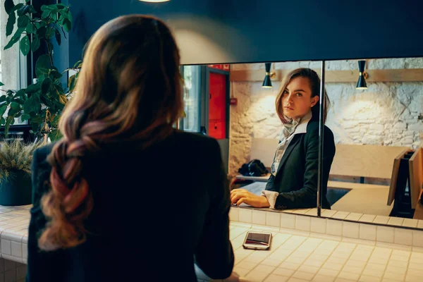 Jeune Femme Affaires Est Assis Dans Intérieur Laconique Regardant Reflet — Photo