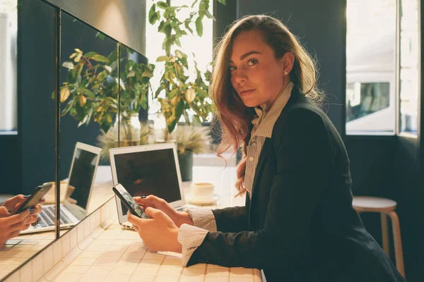 Prachtige Vrouwelijke Student Schrijft Een Tekstbericht Zittend Aan Een Tafel — Stockfoto