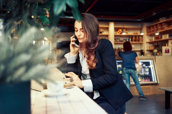 Attraente Donna Affari Moderna Che Una Chiamata Affari Utilizza Computer — Foto Stock