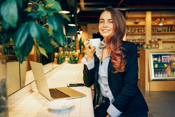 Portrett Søt Kvinne Som Jobber Med Bærbar Datamaskin Drikker Kaffe – stockfoto