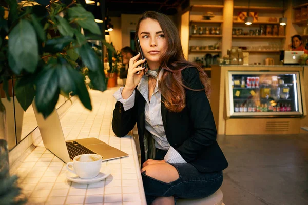 Joven Atractiva Mujer Trabajando Sentado Una Mesa Café —  Fotos de Stock