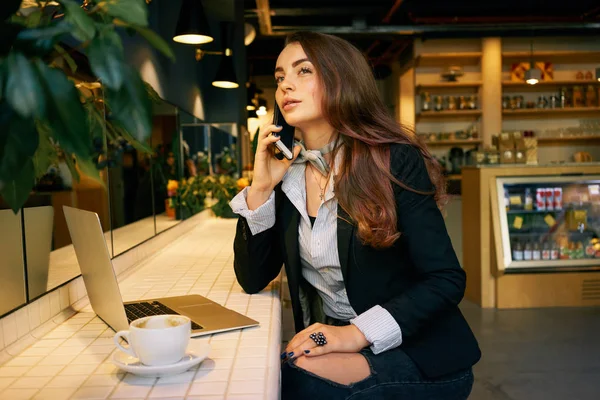 Młoda Atrakcyjna Kobieta Praca Siedząc Przy Stoliku Kawiarni — Zdjęcie stockowe