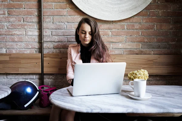 Uroczą Kobietą Długie Brązowe Włosy Ogląda Ekranie Laptopa Kawiarni — Zdjęcie stockowe