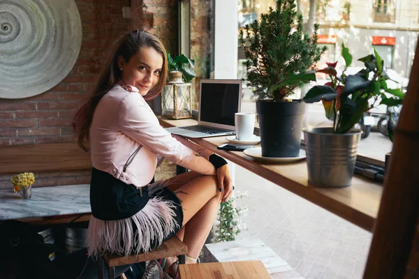 Genç Çekici Kadın Uzaktan Bir Kafede Otururken Eğitim Için Bir — Stok fotoğraf
