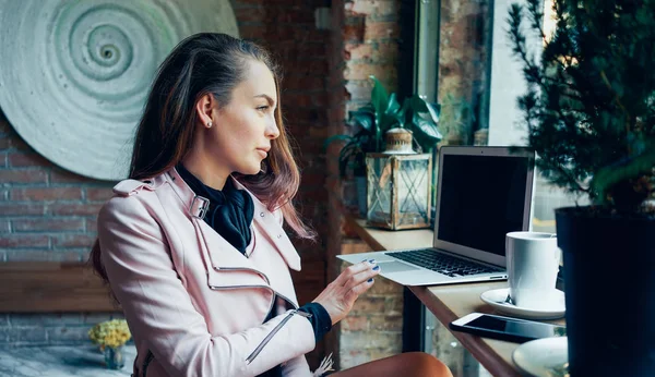 Giovane Bella Donna Che Utilizza Computer Portatile Mentre Seduto Caffè — Foto Stock