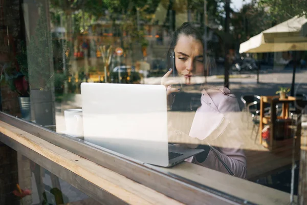 Νεαρή Γοητευτική Γυναίκα Freelancer Καλώντας Smartphone Ενώ Κάθεται Ζεστό Καφενείο — Φωτογραφία Αρχείου