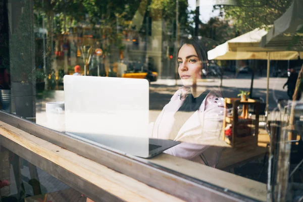 Giovane Donna Attraente Seduta Fronte Computer Portatile Aperto Accogliente Caffetteria — Foto Stock