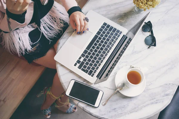 Jonge Vrouw Die Werkt Een Café Tijdens Lunchpauze Zonnebrillen Laptop — Stockfoto
