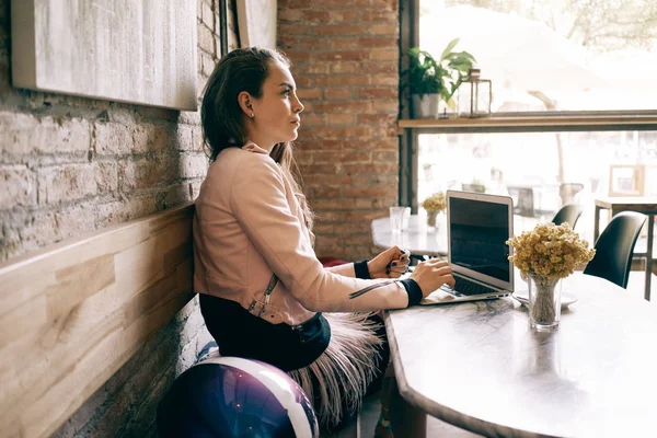 Profil Einer Jungen Frau Die Mit Einem Laptop Neben Der — Stockfoto