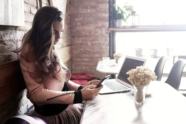Młoda Kobieta Pomocą Smartfona Laptopa Podczas Oczekiwania Spotkanie Biznesowe — Zdjęcie stockowe