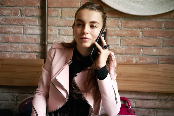 Dijital Smartphone Konuşmak Çekici Genç Kız Portresi — Stok fotoğraf
