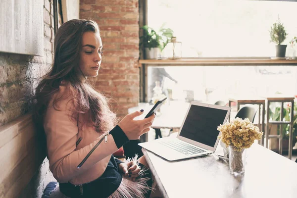 Schöne Mädchen Mit Laptop Und Schreibt Eine Sms Auf Ihr — Stockfoto