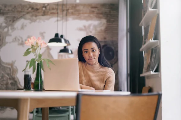 Internationale Student Werkt Met Laptop Aangesloten Het Openbare Wifi Netwerk — Stockfoto