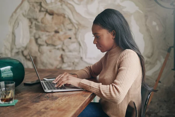 Potret Seorang Wanita Afrika Amerika Yang Menarik Mengetik Pada Laptop — Stok Foto