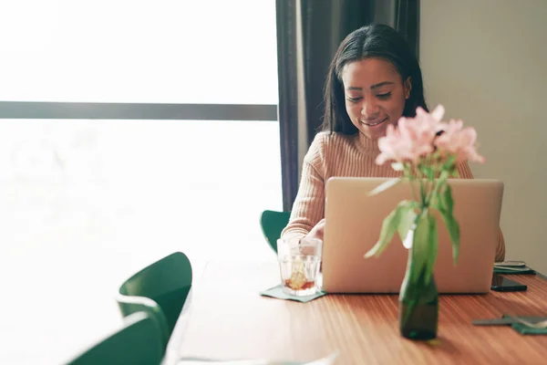 Красива Афро Американських Бізнес Леді Працювати Ноутбуком Сидячи Кафе — стокове фото
