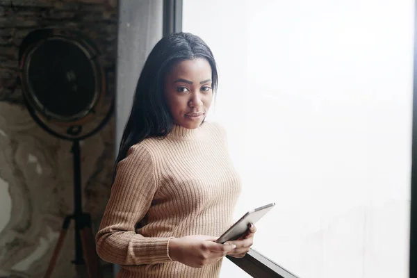 Bella Afro Americana Giovane Donna Posa Con Tablet — Foto Stock