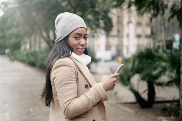 Giovane Donna Attraente Utilizzando Smartphone Mentre Piedi Una Strada — Foto Stock