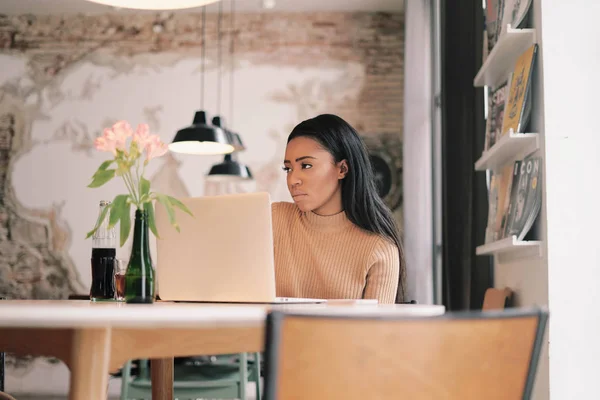 Unga Afroamerikanska Kvinnan Använder Laptop Medan Sitter Ett Café — Stockfoto
