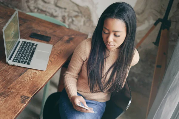 Jovem Mulher Usando Smartphone Moderno Enquanto Senta Mesa Café — Fotografia de Stock