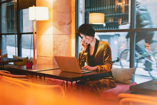 Mooie Jonge Vrouw Met Behulp Van Laptop Tijdens Het Gesprek — Stockfoto