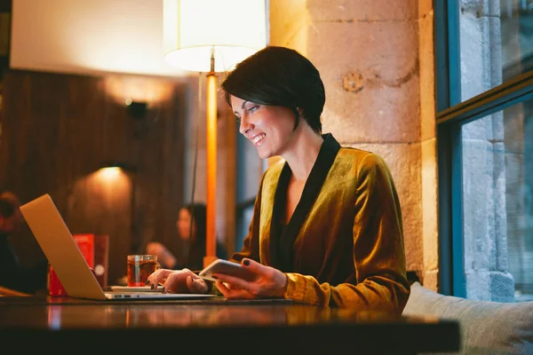 Succesvol Zakenvrouw Werken Met Laptop Zittend Een Café — Stockfoto