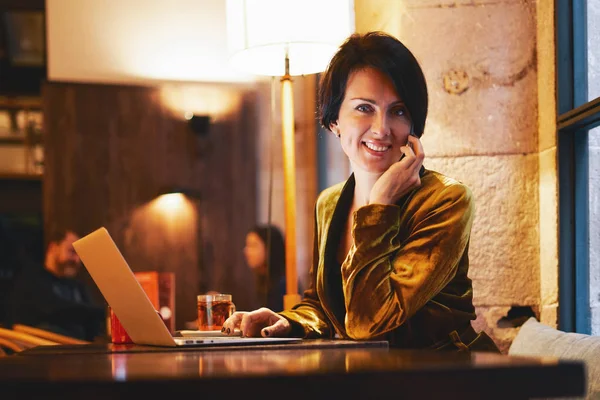 Erfolgreiche Geschäftsfrau Arbeitet Café Mit Laptop — Stockfoto