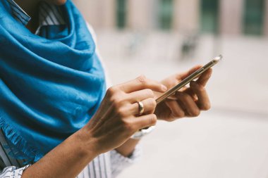 Modern dizüstü kullanarak eller Resim kırpılmış, görünümü kapatın