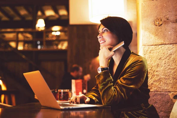Empresária Bem Sucedida Trabalhando Com Laptop Enquanto Está Sentada Café — Fotografia de Stock