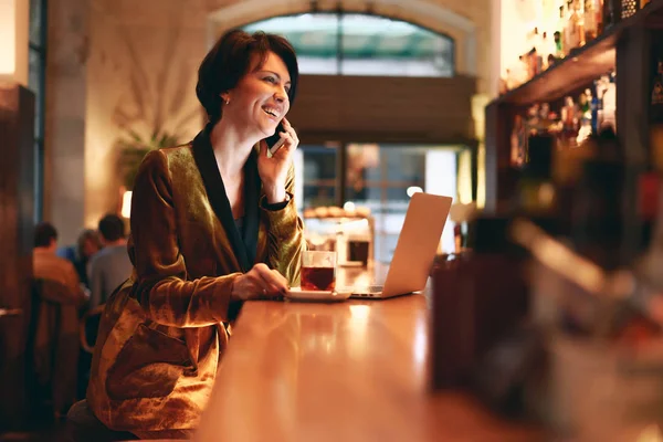 Vellykket Forretningskvinne Som Jobber Med Laptop Mens Hun Sitter Kafe – stockfoto