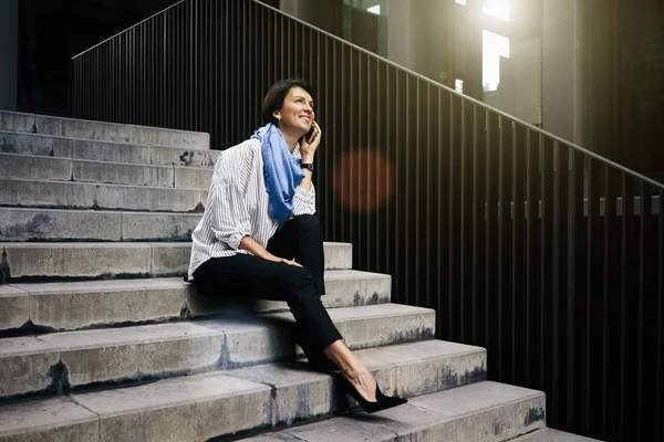 Mujer Joven Hablando Por Teléfono Mientras Está Sentada Las Escaleras —  Fotos de Stock