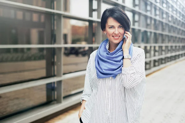 Hermosa Mujer Caucásica Hablando Por Teléfono Inteligente Mientras Está Pie — Foto de Stock