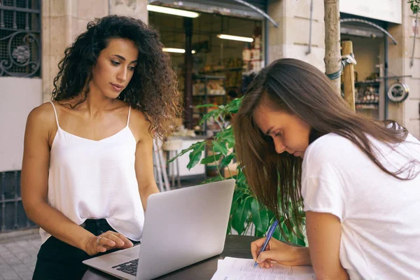 Jonge Aantrekkelijke Vrouwen Casual Kleding Zitten Een Koffieshop Werkt Samen — Stockfoto