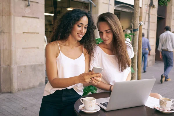 Twee Mooie Jonge Vrouwen Smartphone Kijken Terwijl Het Drinken Van — Stockfoto