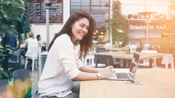 Junge Schöne Frau Mit Langen Dunklen Haaren Die Mit Laptop — Stockfoto