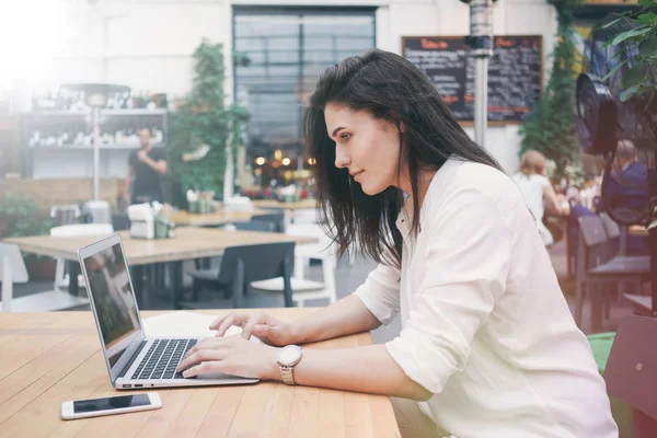 Hermosa Joven Empresaria Que Trabaja Con Ordenador Portátil Durante Pausa — Foto de Stock