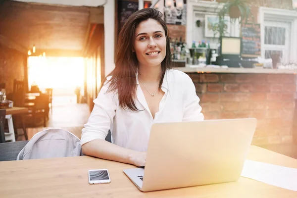 Schöne Junge Geschäftsfrau Arbeitet Mit Laptop Während Der Mittagspause Während — Stockfoto