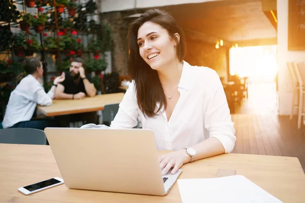 Schöne Junge Geschäftsfrau Arbeitet Mit Laptop Während Der Mittagspause Während — Stockfoto